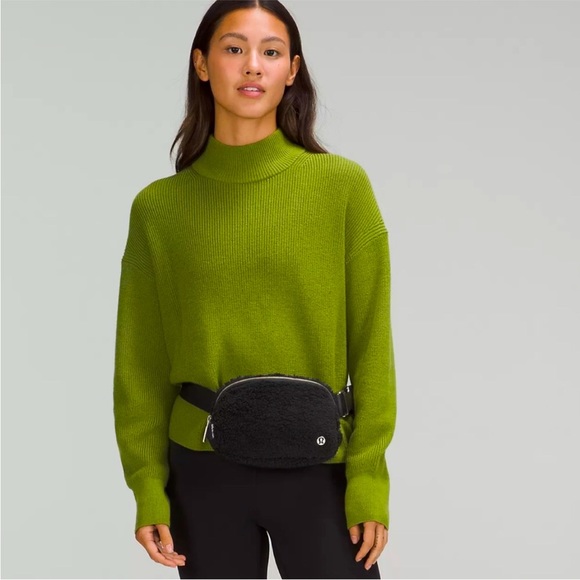 NEW Lululemon Everywhere Fleece Sherpa Belt Bag - Picture 4 of 5